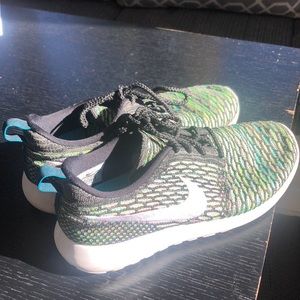 Nike flyknit roshe run in rainbow